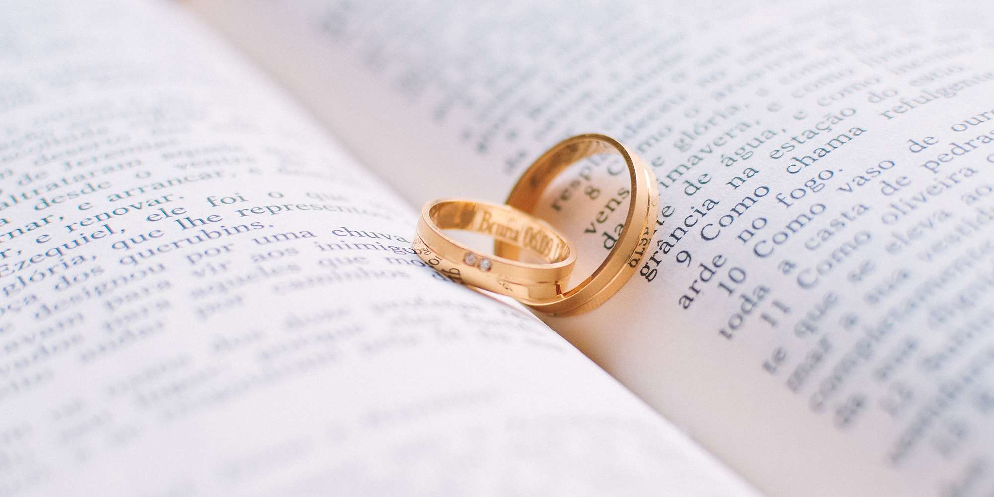 ¿Cuál Es la Diferencia Entre una Licencia de Matrimonio y un Acta de Matrimonio?